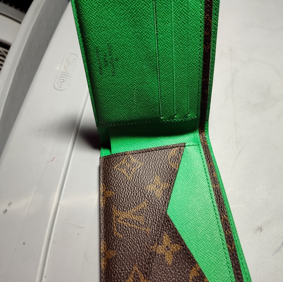 Louis Vuitton Limited Edition Men's Wallet - Picture 10 of 13